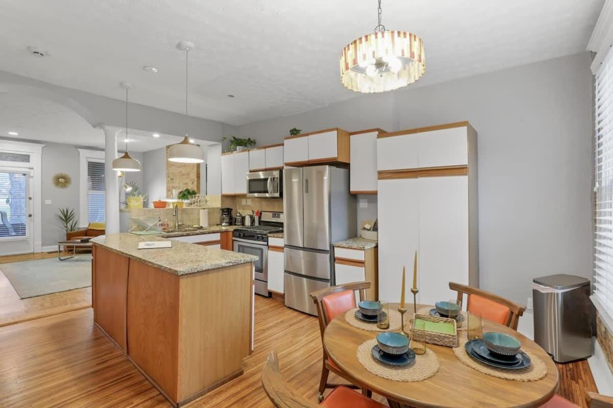 The Goodale House - 2 Units - 4 Bedroom 5 Bath Holiday home Columbus