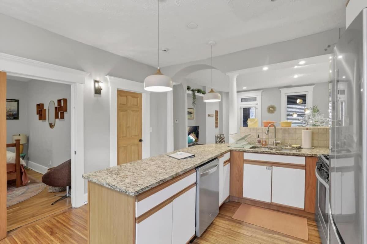 The Goodale House - 2 Units - 4 Bedroom 5 Bath Holiday home Columbus