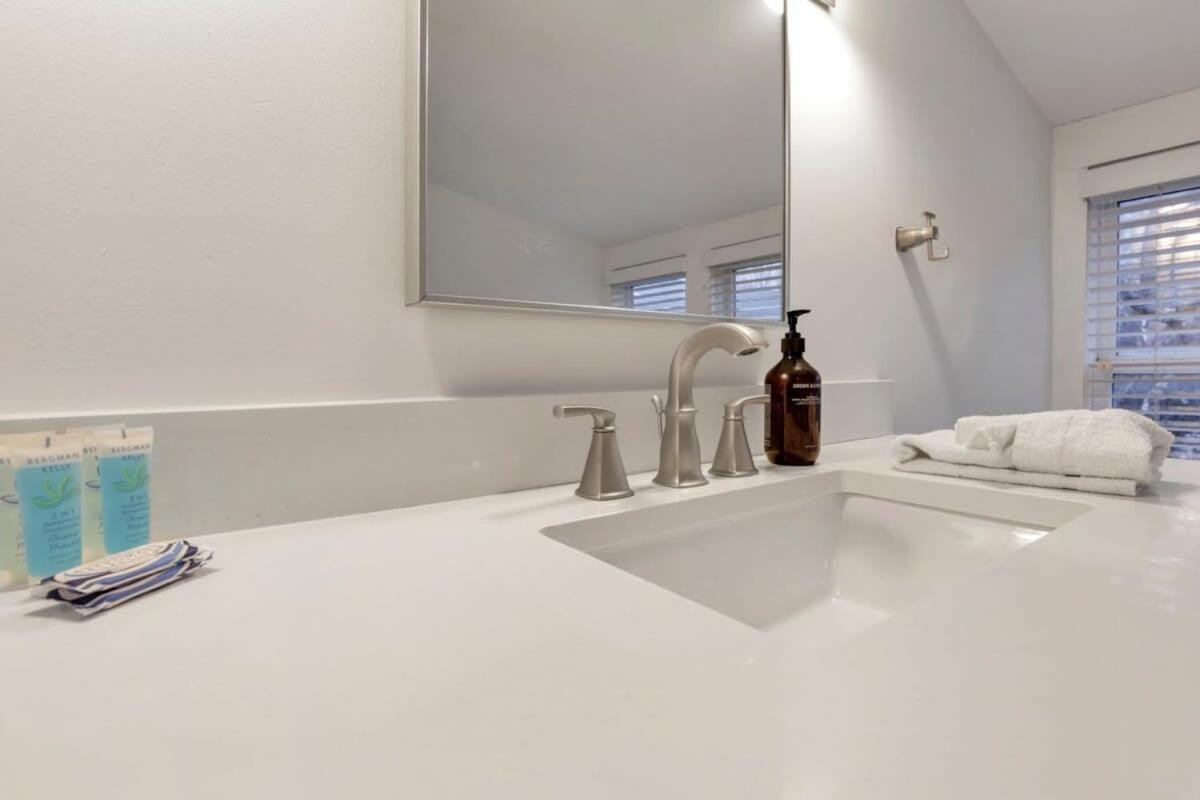 The Goodale House - 2 Units - 4 Bedroom 5 Bath Holiday home *