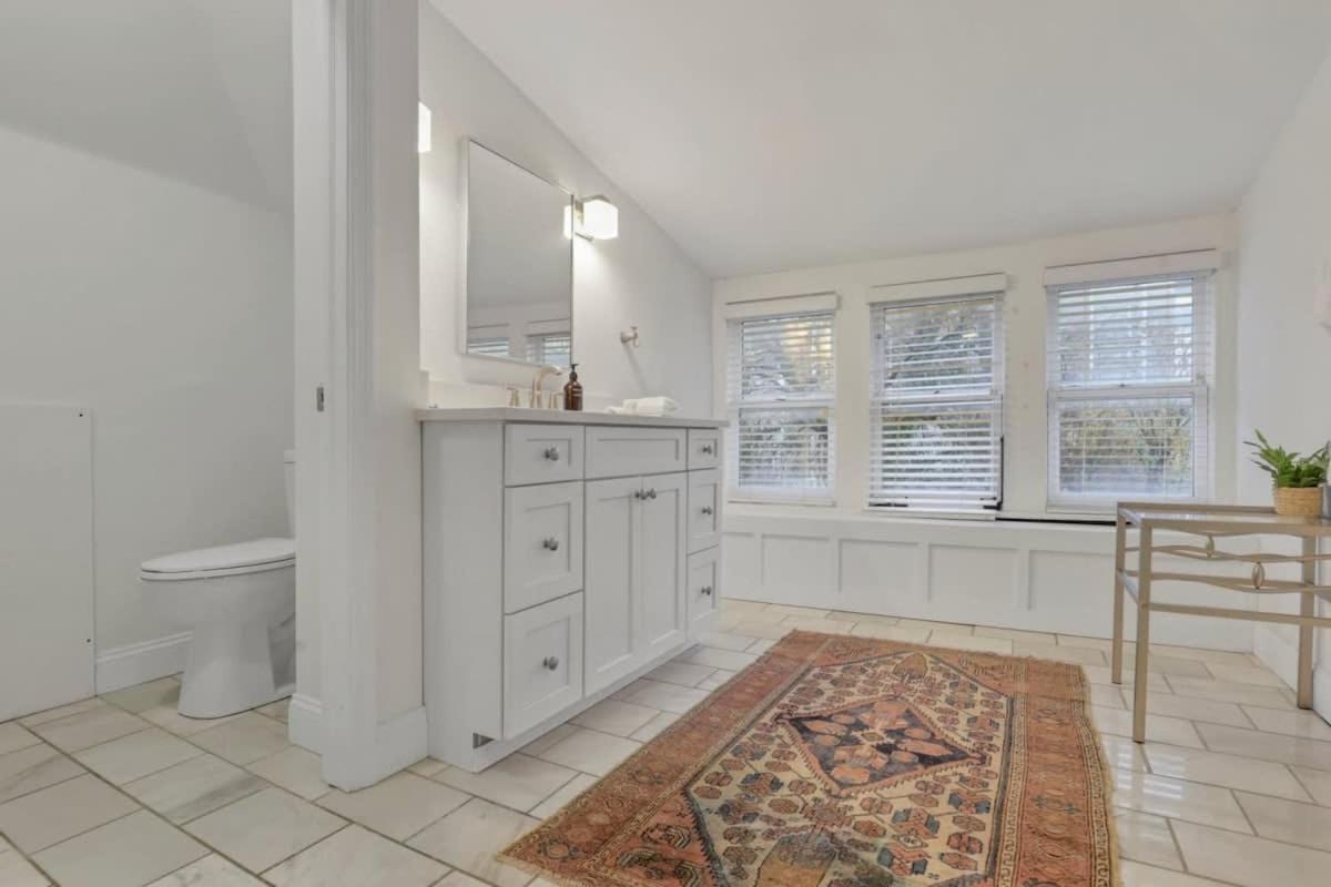 The Goodale House - 2 Units - 4 Bedroom 5 Bath Holiday home *