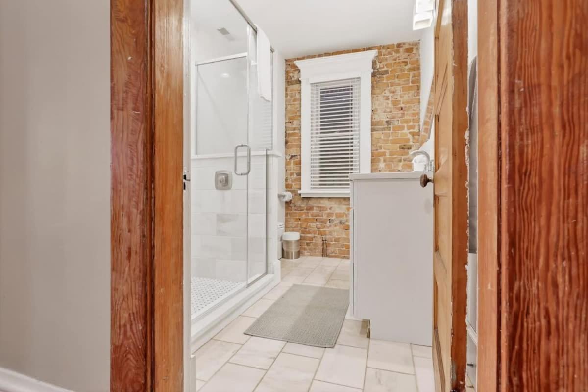 The Goodale House - 2 Units - 4 Bedroom 5 Bath Holiday home