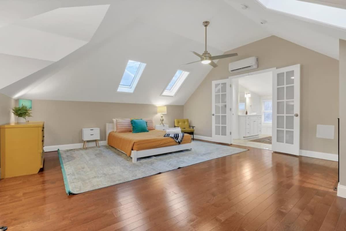 The Goodale House - 2 Units - 4 Bedroom 5 Bath *