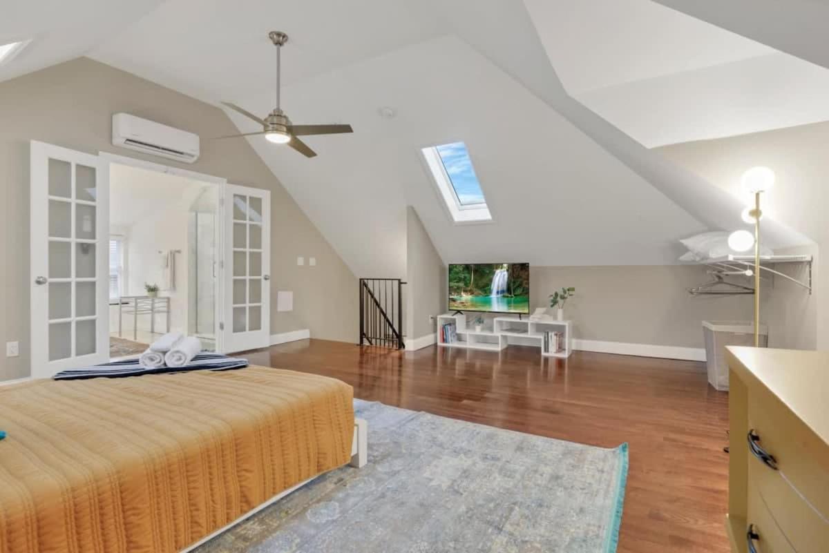 Holiday home The Goodale House - 2 Units - 4 Bedroom 5 Bath *